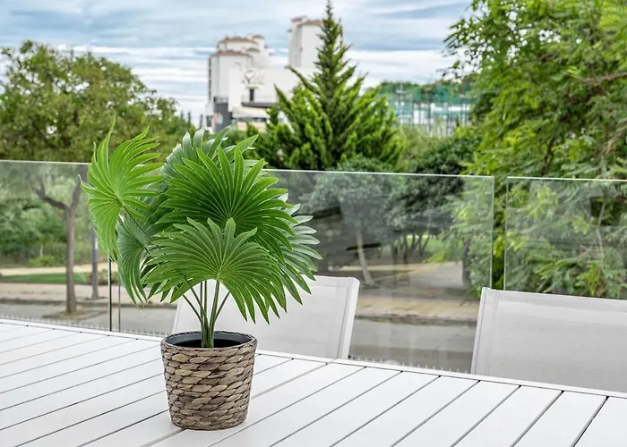 Bright 2-bedroom With A Terrace And Pool 아파트 에스테포나