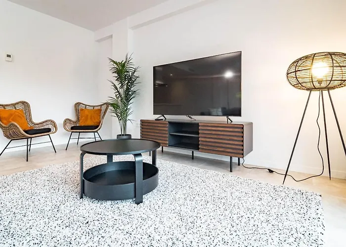 Bright 2-bedroom With A Terrace And Pool 아파트 에스테포나