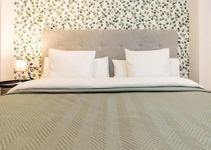 Bright 2-bedroom With A Terrace And Pool 에스테포나