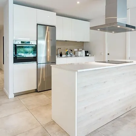 Bright 2-bedroom With A Terrace And Pool Apartman *