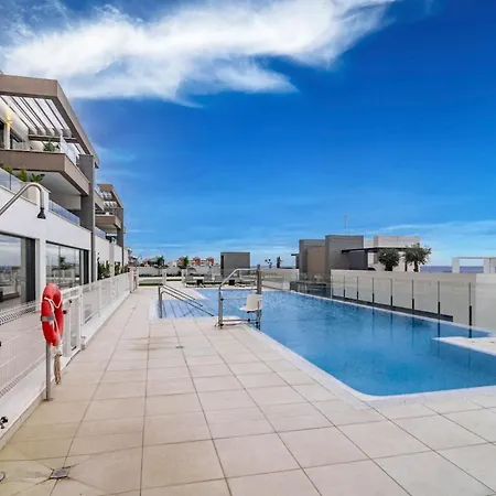 Bright 2-bedroom With A Terrace And Pool Appartement *