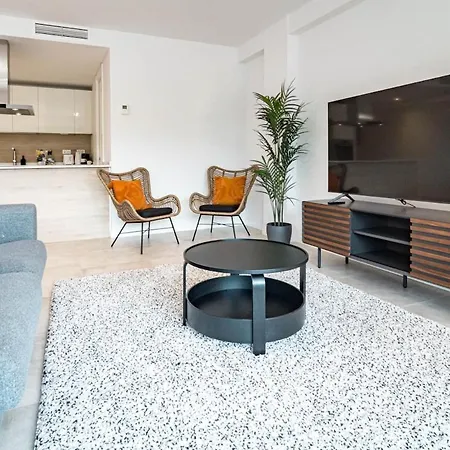 Apartman Bright 2-bedroom With A Terrace And Pool *