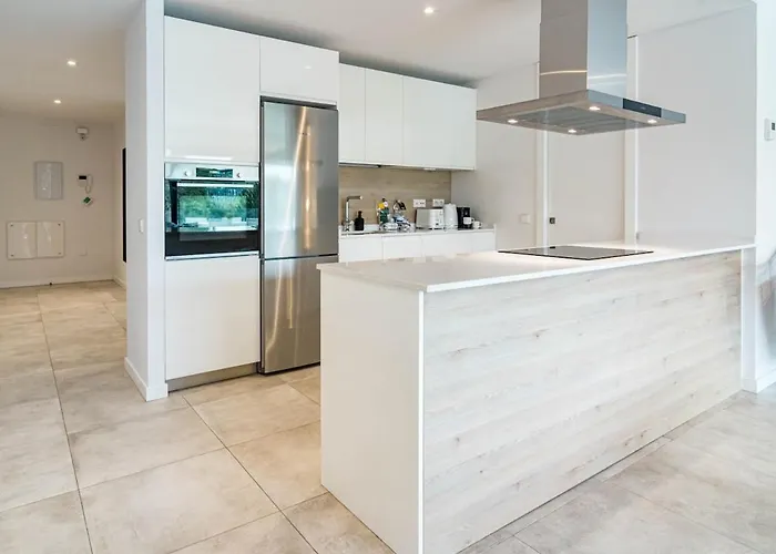 Bright 2-bedroom With A Terrace And Pool Appartement *