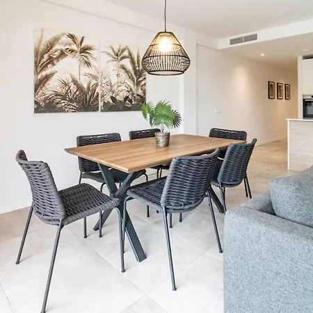 Bright 2-bedroom With A Terrace And Pool Lejlighed *