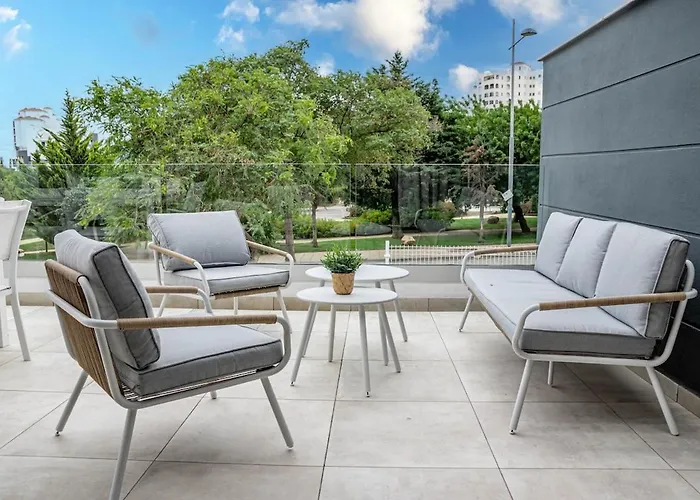 Lejlighed Bright 2-bedroom With A Terrace And Pool