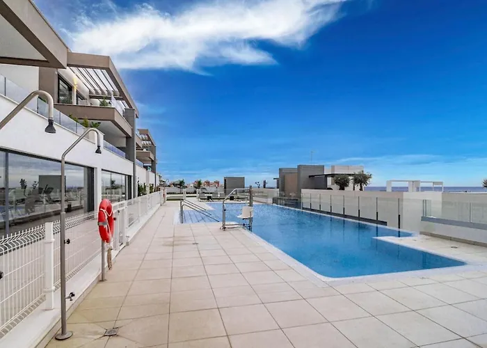 Bright 2-bedroom With A Terrace And Pool Lejlighed *