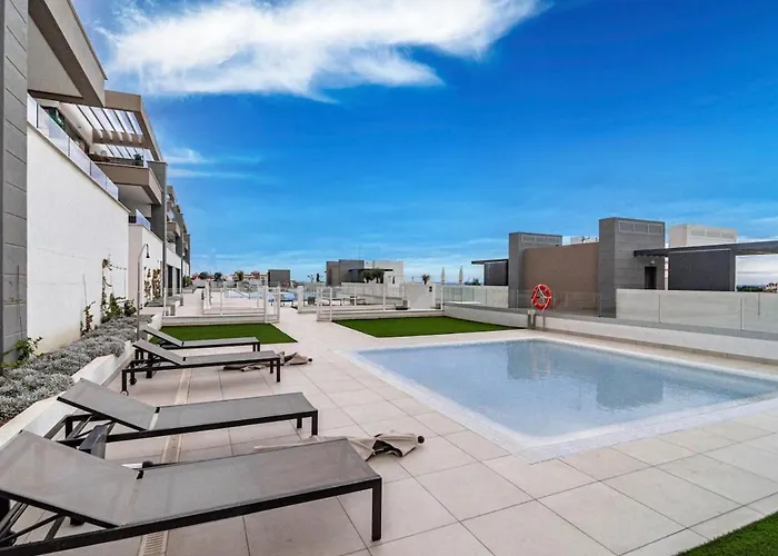 Lejlighed Bright 2-bedroom With A Terrace And Pool *